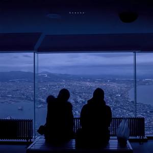 亲近相尾中妈妈和谁在一起了
